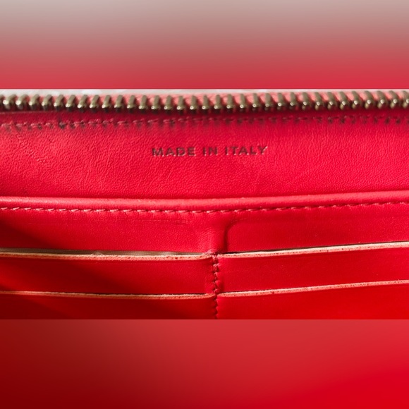 CHANEL
Interlocking CC Logo Wallet - Picture 9 of 16